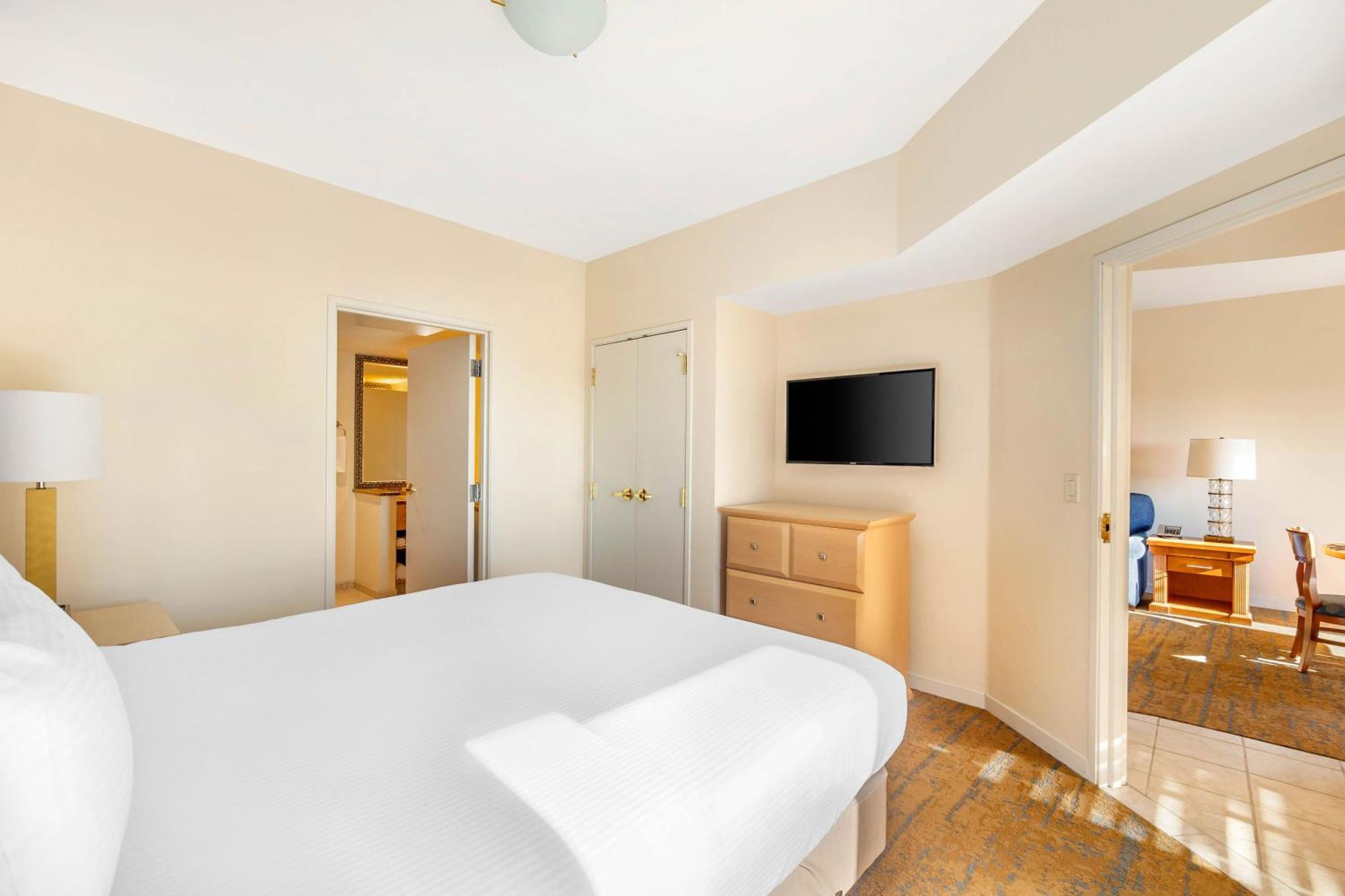 1 BEDROOM 1 KING DELUXE SUITE ACCESSIBLE TUB,1528618912:JPEG